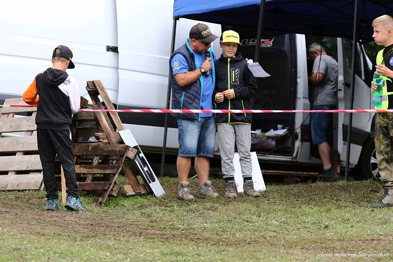 Motokrosové zápolení v Holicích.