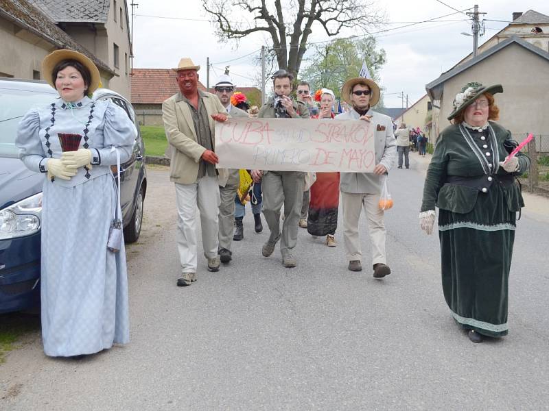 Recesistní prvomájový průvod ve Strakově.