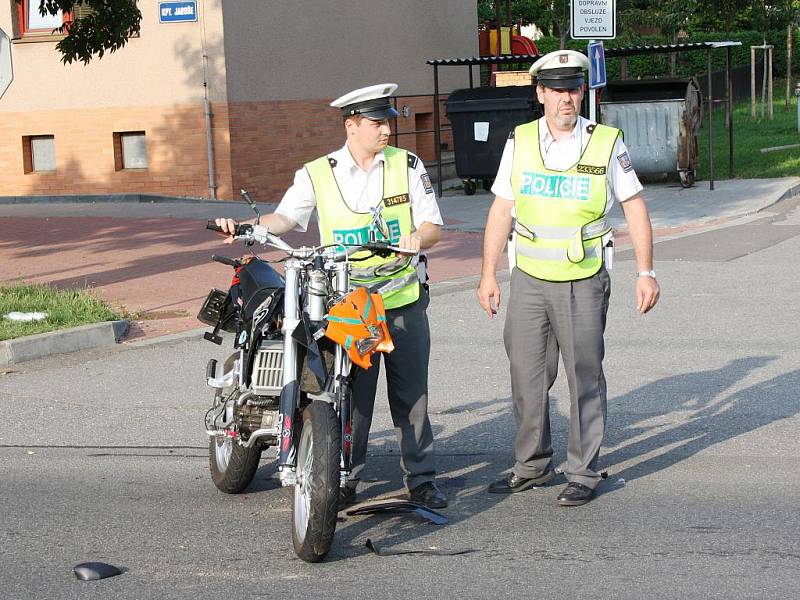 Na výpadovce na Brno narazil v sobotu motorkář do stojících aut.