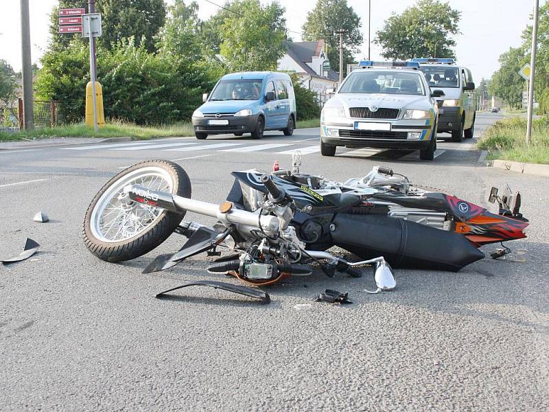 Na výpadovce na Brno narazil v sobotu motorkář do stojících aut.