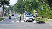 Na výpadovce na Brno narazil v sobotu motorkář do stojících aut.