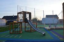 Polička má nový park Mezi domy, kde najdete sportovní hřiště, různé herní prvky, ale také místo pro grilování.