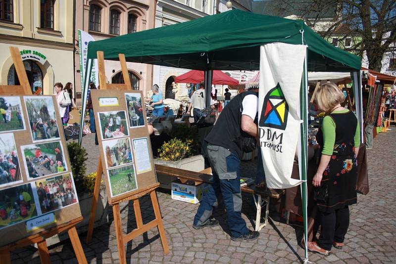 JARMARK ke Dni Země  zaujal. Lidé si vyzkoušeli řemesla se žáky speciální školy. Nakoupili zajímavé zboží ve stáncích. Na pódiu se střídala vystoupení mateřských i základních škol. 