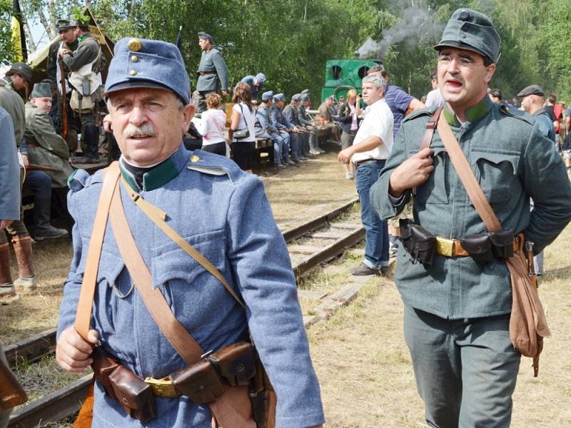 Diváci, kteří přijeli v sobotu do Mladějova,  nepřišli o pořádnou podívanou. Rakušané použili v boji proti Rusům i plamenomet. V lazaretu sténali zranění. Tomu všemu přihlíželi i dámy v dobových róbách. 