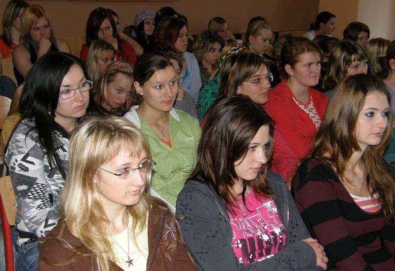 Na besedu za studenty zdravotnické školy ve Svitavách zavítaly  bývalé absolventky . 