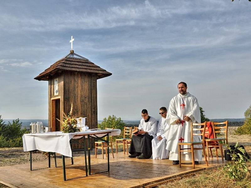 V sobotu  vysvětil kněz Bránu milosrdenství v Chotovicích