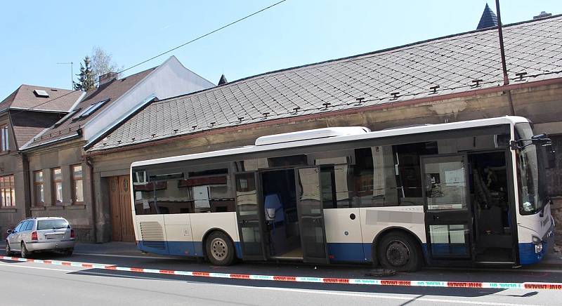 Únik plynu po srážce auta s autobusem.