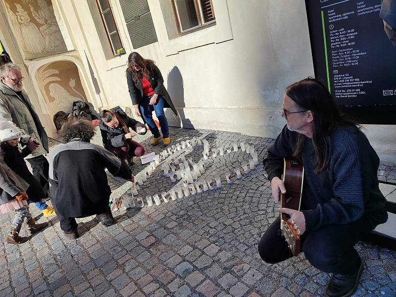 Desítky lidí v Litomyšli se sešly v neděli odpoledne na zámeckém návrší při Modlitbě za Ukrajinu.