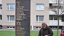 PAMĚTNÍ STÉLA se nachází v místě bývalé židovské synagogy.