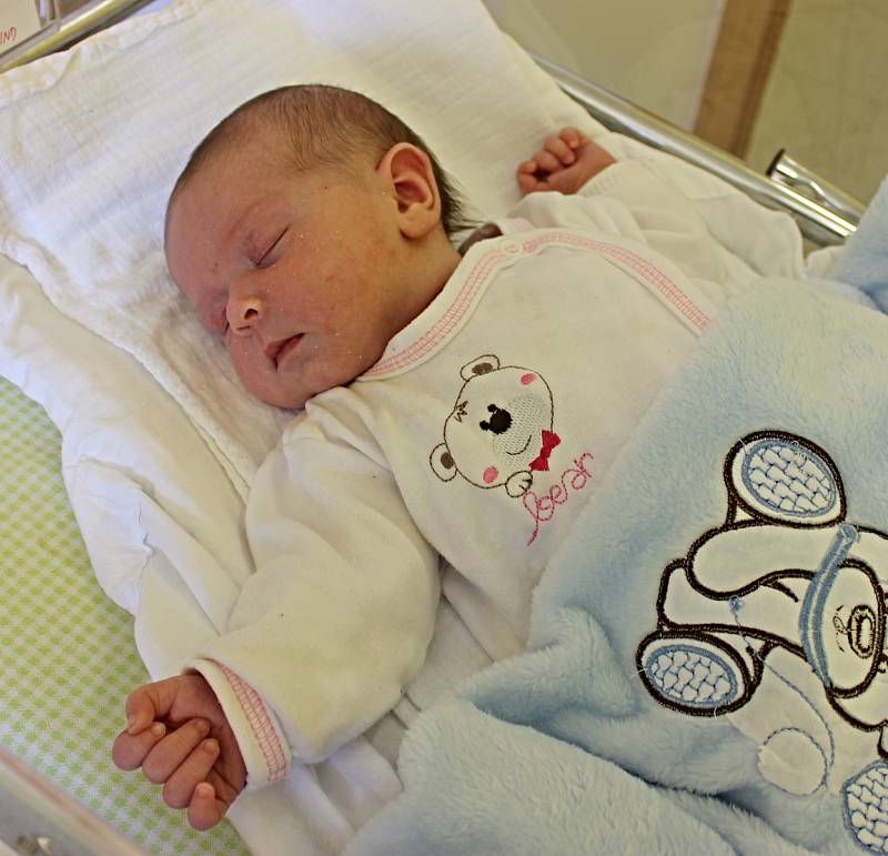 NELA HOUDKOVÁ se narodila 27. června ve 20.21 hodin. Vážila 3,95 kilogramu a měřila 51 centimetrů. S rodiči Alicí a Jiřím bude vyrůstat v Poličce.