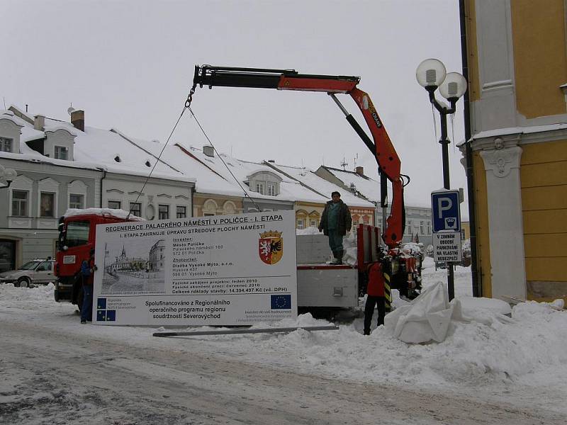 Instalace cedule, která informuje o projektu regenerace Palackého náměstí v Poličce.