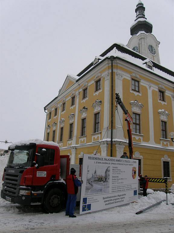 Instalace cedule, která informuje o projektu regenerace Palackého náměstí v Poličce.
