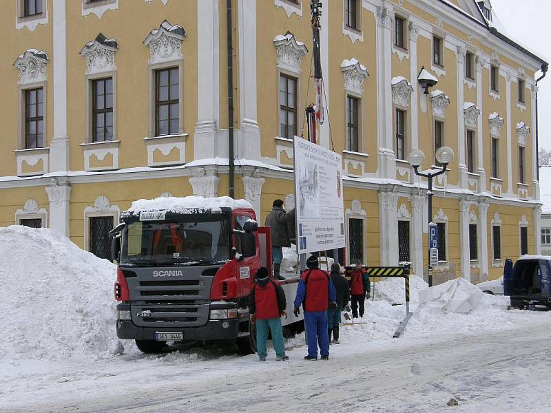 Instalace cedule, která informuje o projektu regenerace Palackého náměstí v Poličce.