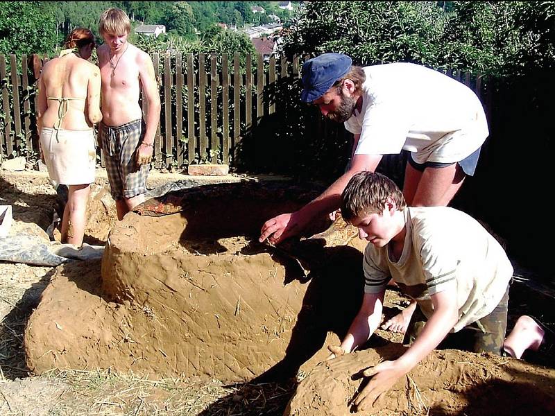 Ukázku umu našich dávných předků připravili pro návštěvníky archeologičtí nadšenci ze Sebranic.