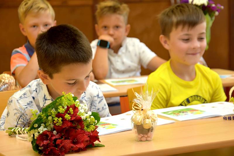 Covidový školní rok skončil. Prvňáci v Dolním Újezdu si převzali své první vysvědčení a prázdniny mohou začít.