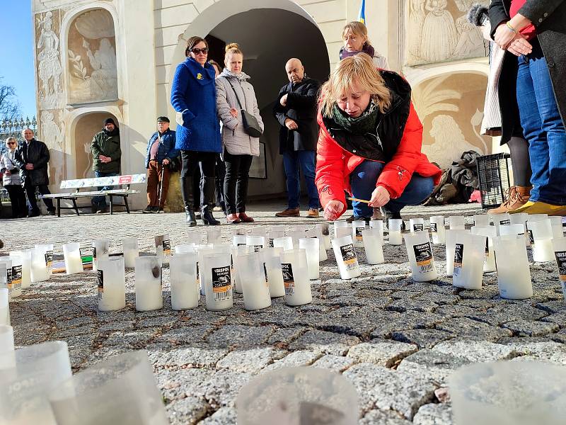 Desítky lidí v Litomyšli se sešly v neděli odpoledne na zámeckém návrší při Modlitbě za Ukrajinu.