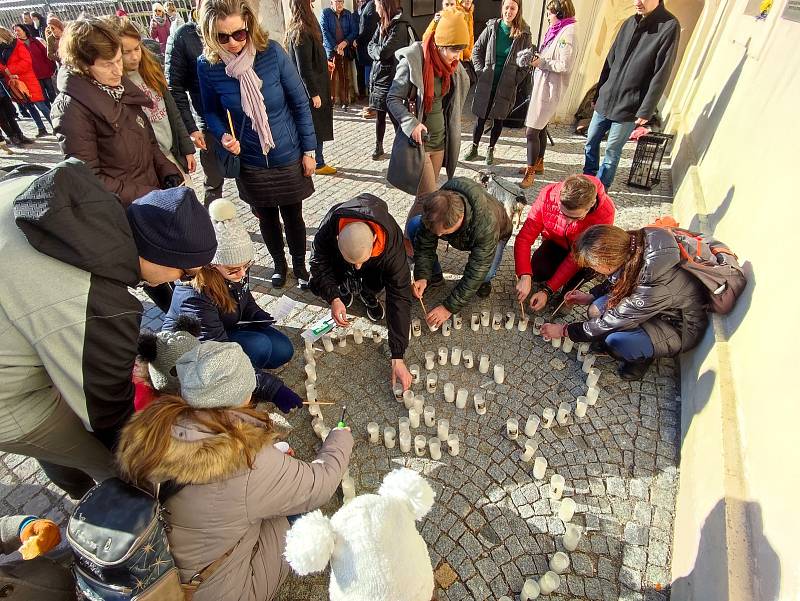 Desítky lidí v Litomyšli se sešly v neděli odpoledne na zámeckém návrší při Modlitbě za Ukrajinu.