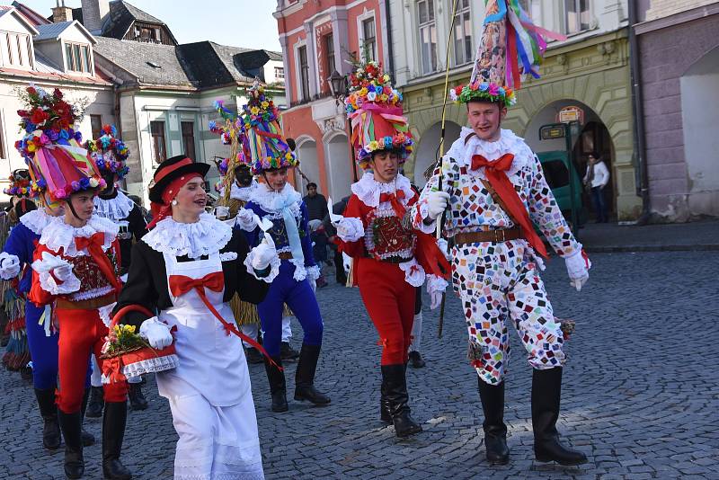 Maškary z Vortové u Hlinska ovládly v sobotu centrum Svitav. Masopust se ve městě uskutečnil již po sedmnácté. Nechyběla tradiční zabijačka, koblížky a jiné dobroty. Masopustní rej zakončilo tradiční porážení a vzkříšení kobyly.