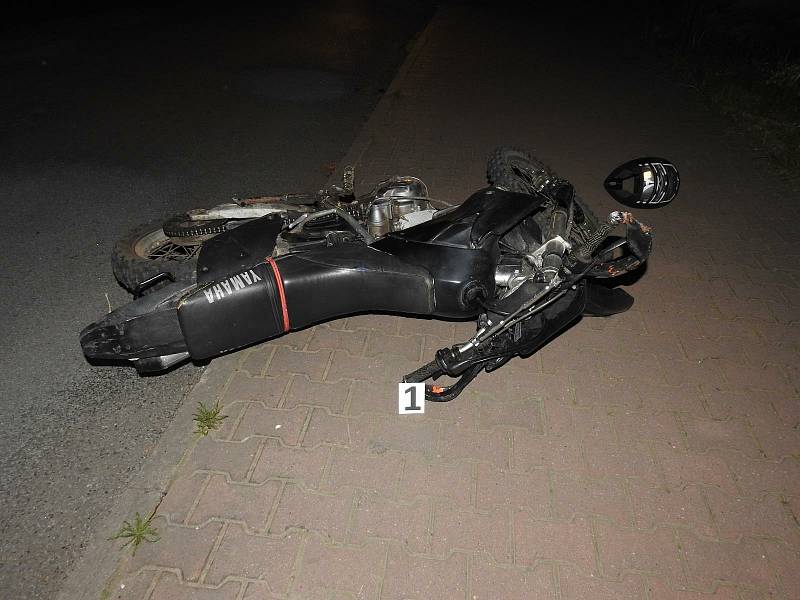 Motorkář ujížděl policii na stroji s papírovou SPZ