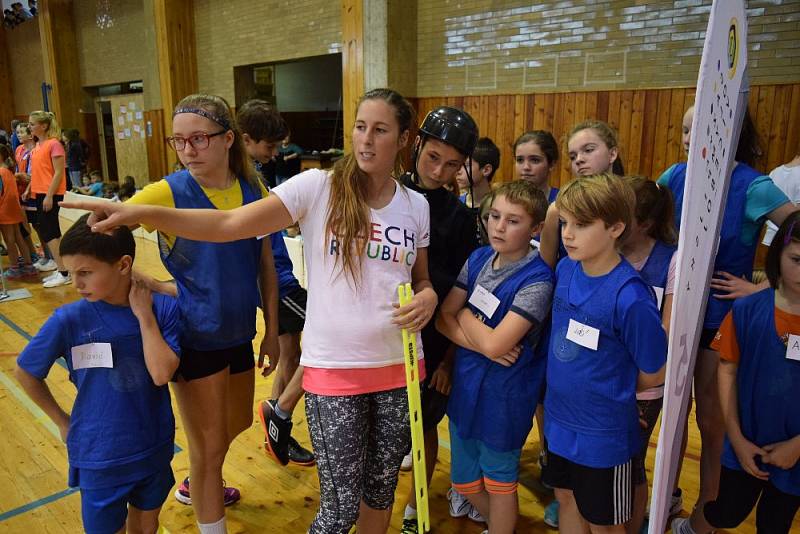 Pod dohledem hvězd. Školáci z Dolního Újezdu strávili úžasný den s Kateřinou Kudějovou a dalšími olympioniky.