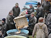 RYBÁŘI vytáhli z rybníku ve Svitavách na sto padesát metráků ryb. Většina jich  skončí na vánoční tabuli. 