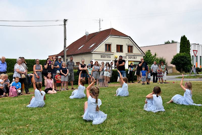 Žáci Základní umělecké školy Dolní Újezd se představili v úterý odpoledne veřejnosti v parku. Akci Zuška žije zahájila vernisáž výtvarného oboru, vystoupili malí muzikanti, zpěváci, divadelníci a tanečnice.