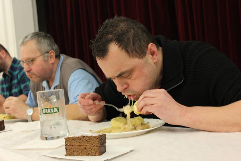 Jedlík tentokrát zabodoval v Pohořelicích u Brna na Zelofestu, kde spořádal bramborové knedlíky s uzeným a se zelím a navrch i zákusek.