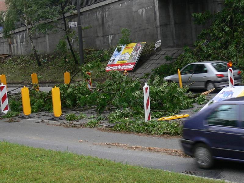 Spadlé větve na silnici I/35 v Litomyšli 