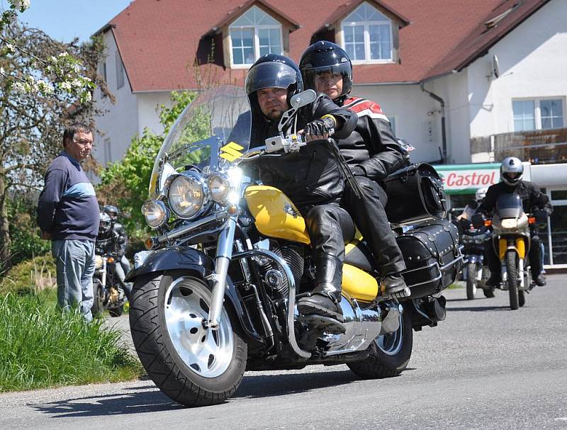 Motorkářům začala sezona.