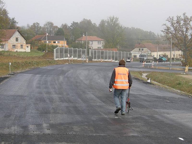 V Opatově finišují práce na obchvatu kolem obce. Ilustrační foto.