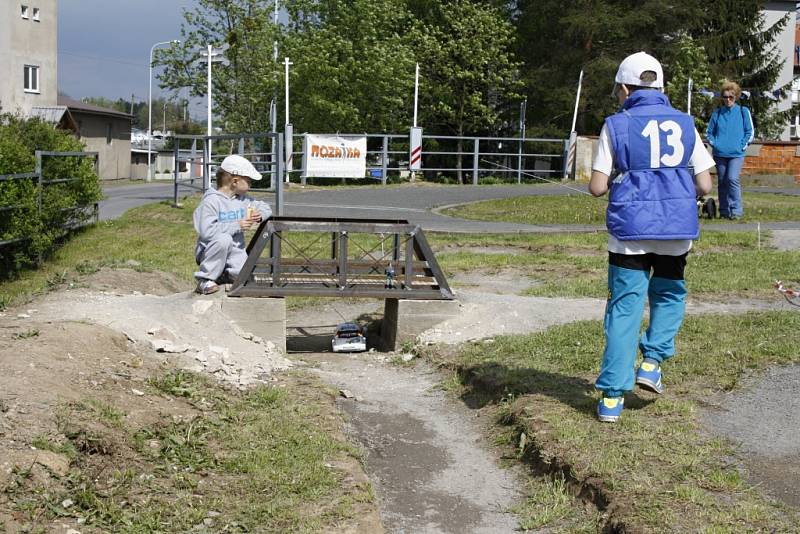 Trať musí vypadat také reálně. Proto si rallyoví modeláři z Poličky nechali od kolegů z kroužku leteckých modelářů zhotovit i věrnou kopii mostu.