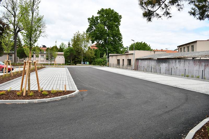 V areálu nemocnice v Litomyšli vzniklo nové parkoviště.