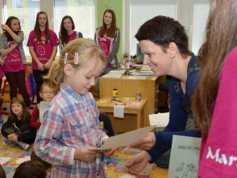  Předávání vysvědčení na Základní škole U Školek se lišilo v mnoha ohledech. Žáci prvních ročníků nejprve absolvovali cestu za vysvědčením, při které si zábavnou formou zopakovali co všechno umí. 