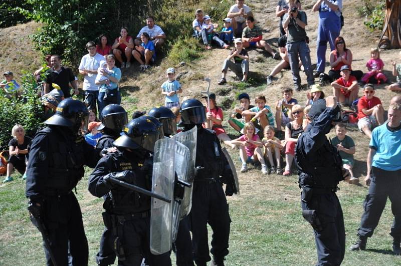 DEN S POLICIÍ A  ARMÁDOU zažili včera  lidé v Budislavi.  Viděli, jak  zasahují policisté  při demonstraci. Vojáci přivezli svoji techniku. Profesionální hasiči předvedli zásah u dopravní nehody a vyproštění zraněného člověka.  