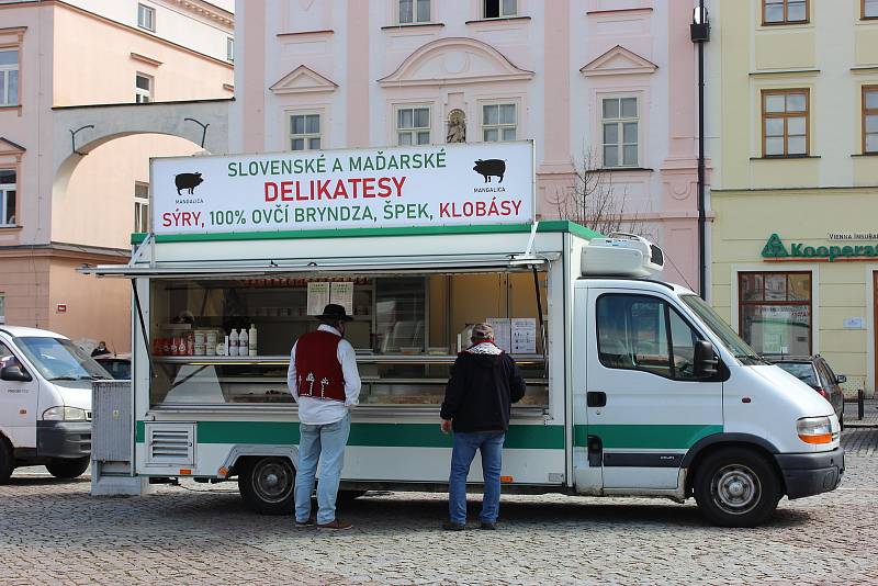 Na náměstí v Moravské Třebové se vrátily v pondělí 12. dubna farmářské trhy. Na základě posledního rozhodnutí Ministerstva zdravotnictví je opět povoleno za splnění stanovených podmínek provozovat trhy farmářských výrobků. V Moravské Třebové bude po celý 