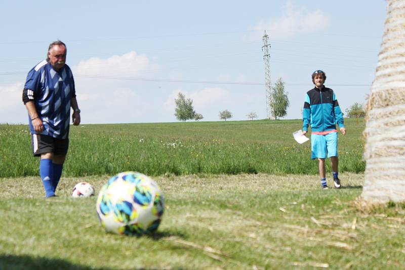 Ze zápolení fotbalgolfistů na hřišti u Primátorské hráze v Litomyšli.