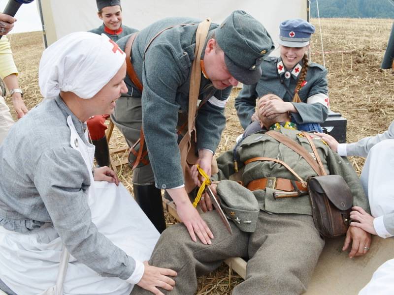 Diváci, kteří přijeli v sobotu do Mladějova,  nepřišli o pořádnou podívanou. Rakušané použili v boji proti Rusům i plamenomet. V lazaretu sténali zranění. Tomu všemu přihlíželi i dámy v dobových róbách. 