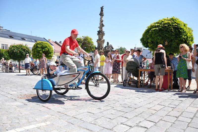 Stará kola  nejsou jen na  dívání. To v Poličce dokázali všichni  cyklisté, kteří na historických bicyklech dorazili. Zúčastnili se totiž závodu kolem radnice.