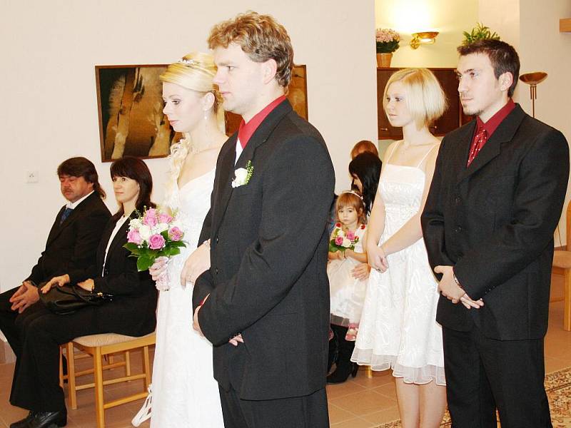 Datum 11. 11. 2011 je spojené s Miroslavem a Lucií Bártovými z Poličky. V pátek si řekli „ano” na poličské radnici. Nechyběli ani jejich nejbližší příbuzní. 