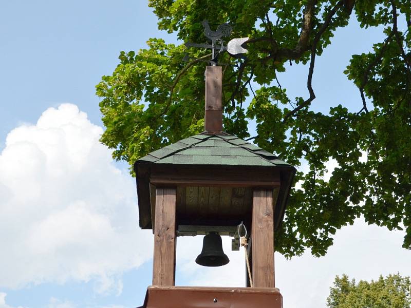 Kvůli slavnostnímu žehnání nové zvoničky se sešly na dvě stovky lidí. Po letech se rozezněl zvon. Lidé si prohlédli také historickou stříkačku.  