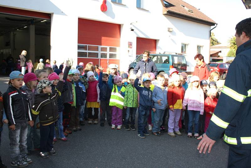 Lidé se ve středu podívali k hasičům, na policii a ke strážníkům. Nahlédli také pod ruce záchranářů.