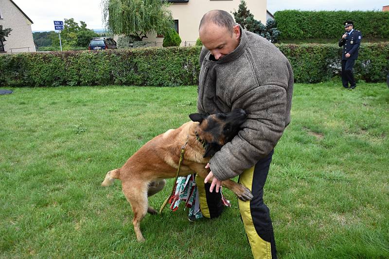 Střelba a zásah policejních psů v Dolním Újezdu