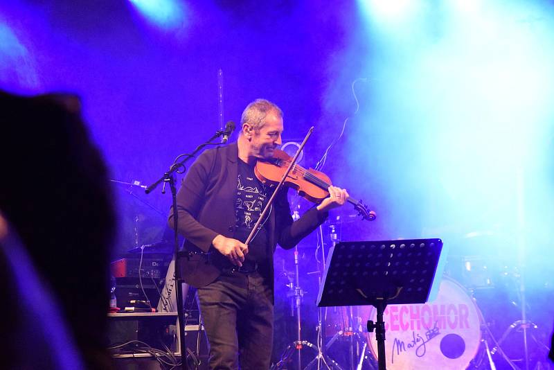 Koncert kapely Čechomor v Litomyšli se uskutečnil v dešti. Nádvoří zámku i tak zaplnily stovky lidí.