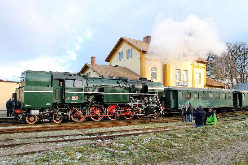 Unikátní lokomotivě 464.202 z roku 1956 dala jméno její zelená barva. V uplynulých dnech vozila děti při mikulášských jízdách na trati Litomyšl Choceň.