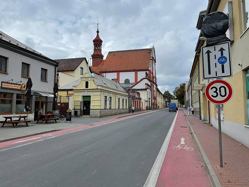 Cyklopruhy z centra Moravské Třebové postupně zmizí a na nové silnici už ani nebudou.