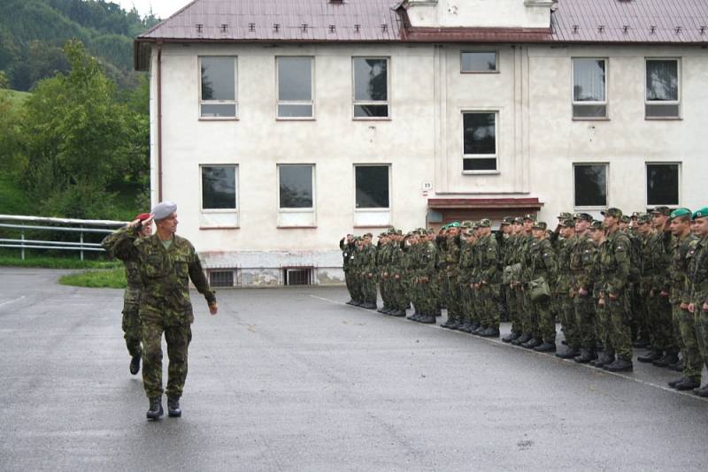 STUDENTI VOJENSKÉ ŠKOLY v Moravské Třebové začali včera nový školní rok společným nástupem. 