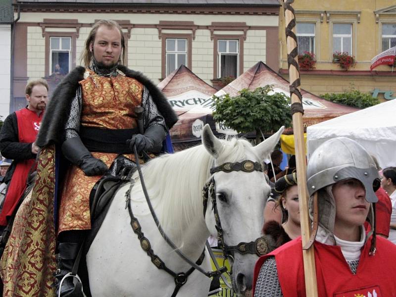 Průvod královské družiny vedl z parku, přes nábřeží a pompézně se dostavil až na náměstí.