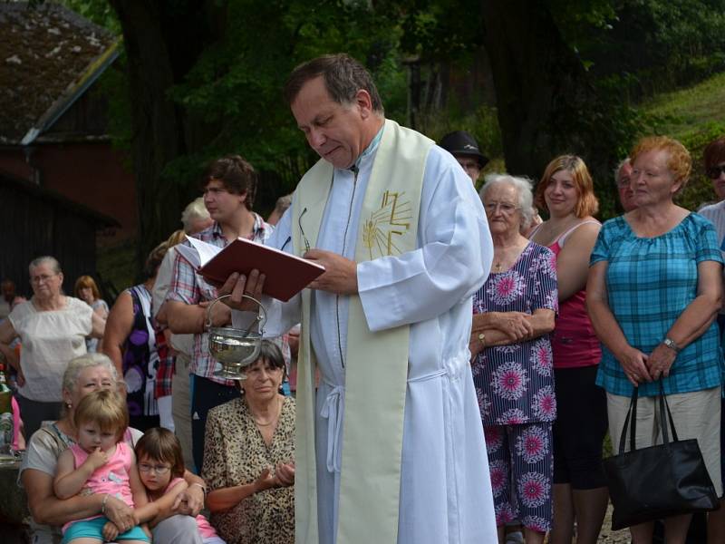 Kvůli slavnostnímu žehnání nové zvoničky se sešly na dvě stovky lidí. Po letech se rozezněl zvon. Lidé si prohlédli také historickou stříkačku.  