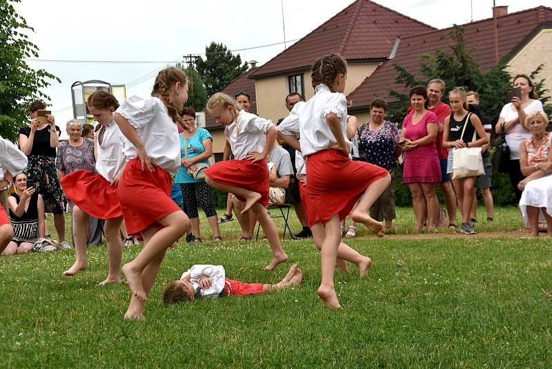 Žáci Základní umělecké školy Dolní Újezd se představili v úterý odpoledne veřejnosti v parku. Akci Zuška žije zahájila vernisáž výtvarného oboru, vystoupili malí muzikanti, zpěváci, divadelníci a tanečnice.