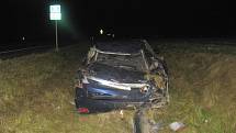 Luxusní sedan havaroval v pondělí po půlnoci na silnici I/35 u Janova